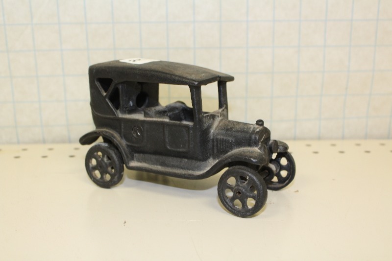 lot 22 image: Vintage Cast Iron Car