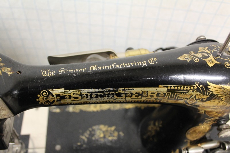 lot 35 image: Antique Singer Sewing Machine