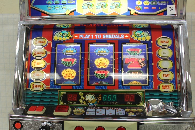 lot 36 image: Slot Machine