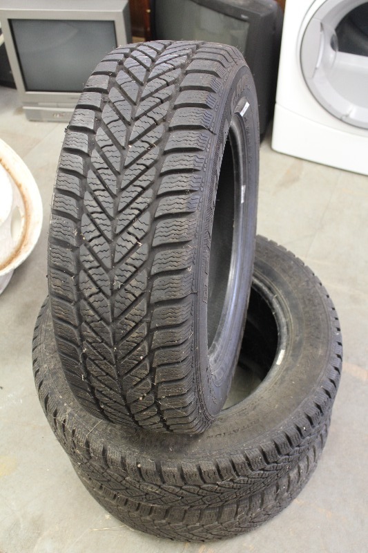 lot 37 image: 3 P22560R16 Tires