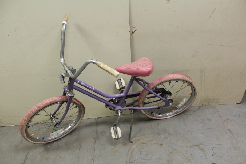 lot 46 image: Girls Bicycle