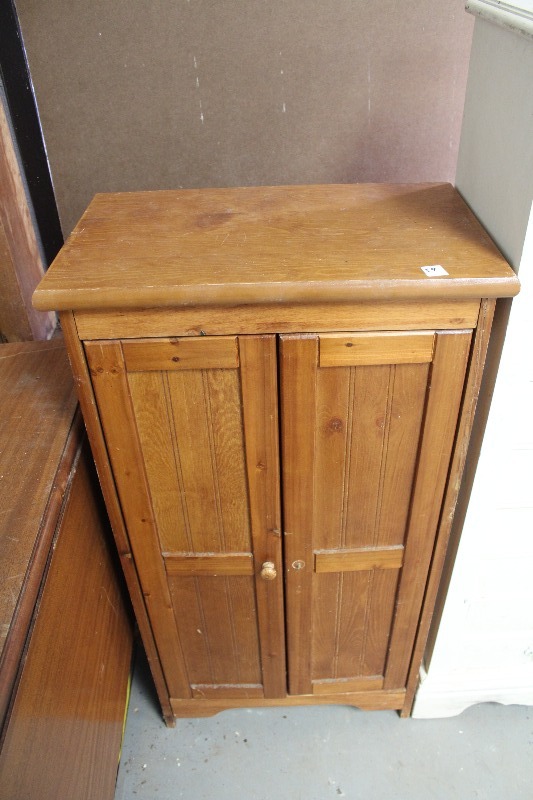 lot 59 image: Small Cabinet