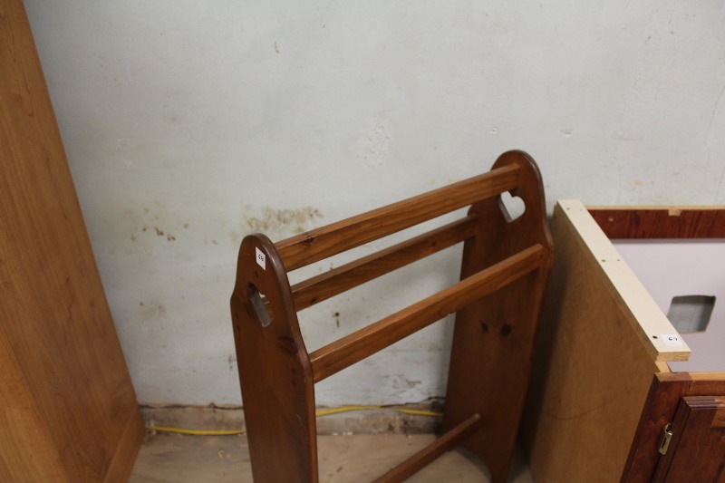 lot 68 image: Towel Rack