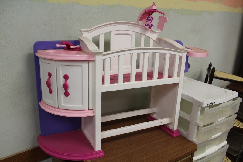 lot 70 image: Doll Crib