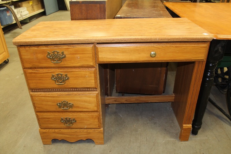 lot 72 image: Small Desk
