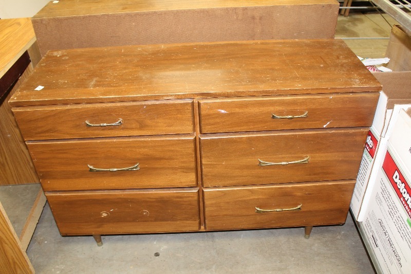 lot 74 image: Vintage Dresser