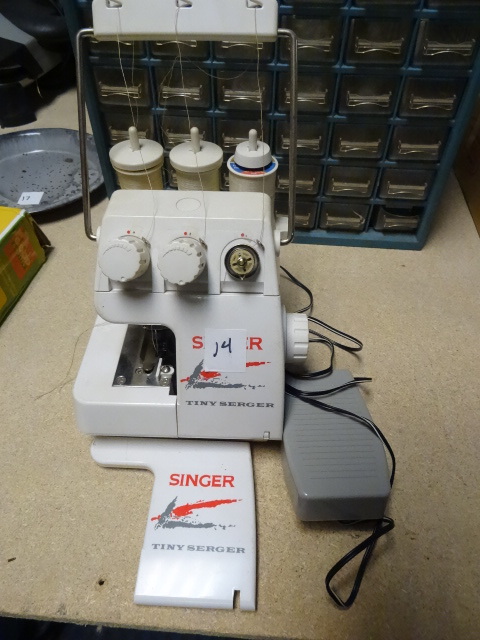 lot 14 image: Singer Tiny Serger