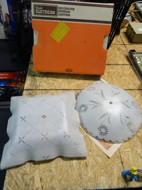 lot 41 image: 3 Vintage Light Covers 1 with Light Fixture