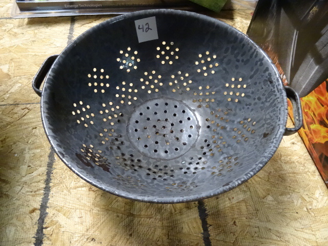 lot 42 image: Vintage Porciline Colander