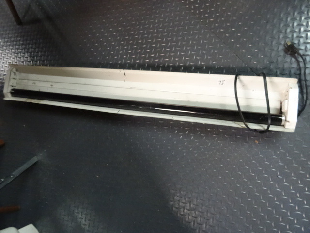 lot 45 image: 4 Foot UV Blacklight with fixture and 100 watt Lumaseries Giant UV Blacklight Bulb