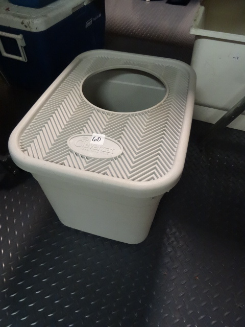 lot 60 image: Clevercat Large Cat litter box