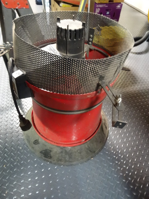 lot 104 image: Flowtron Leaf Eater Model number LE700-1 (works)