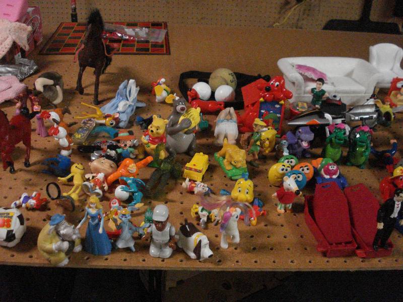 lot 105 image: Toys Action Figures, Barbie Stuff, View Master 3D