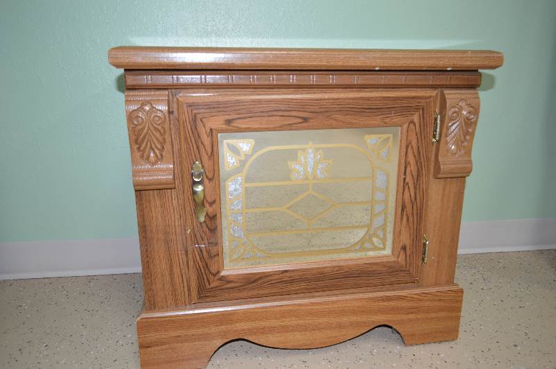 lot 3 image: Night stand