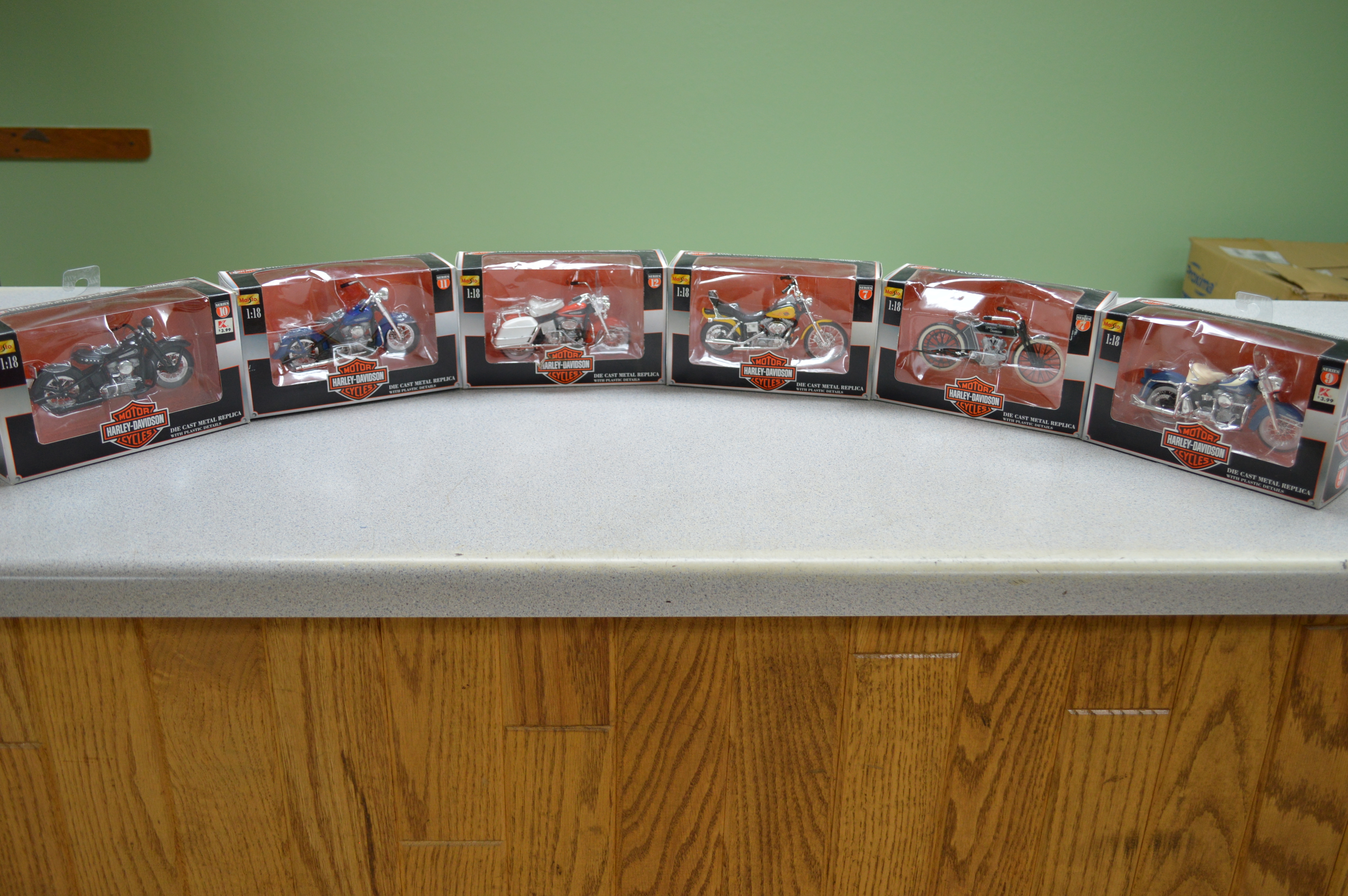 lot 20 image: 6-Die-cast Harley Davidson motorcycle