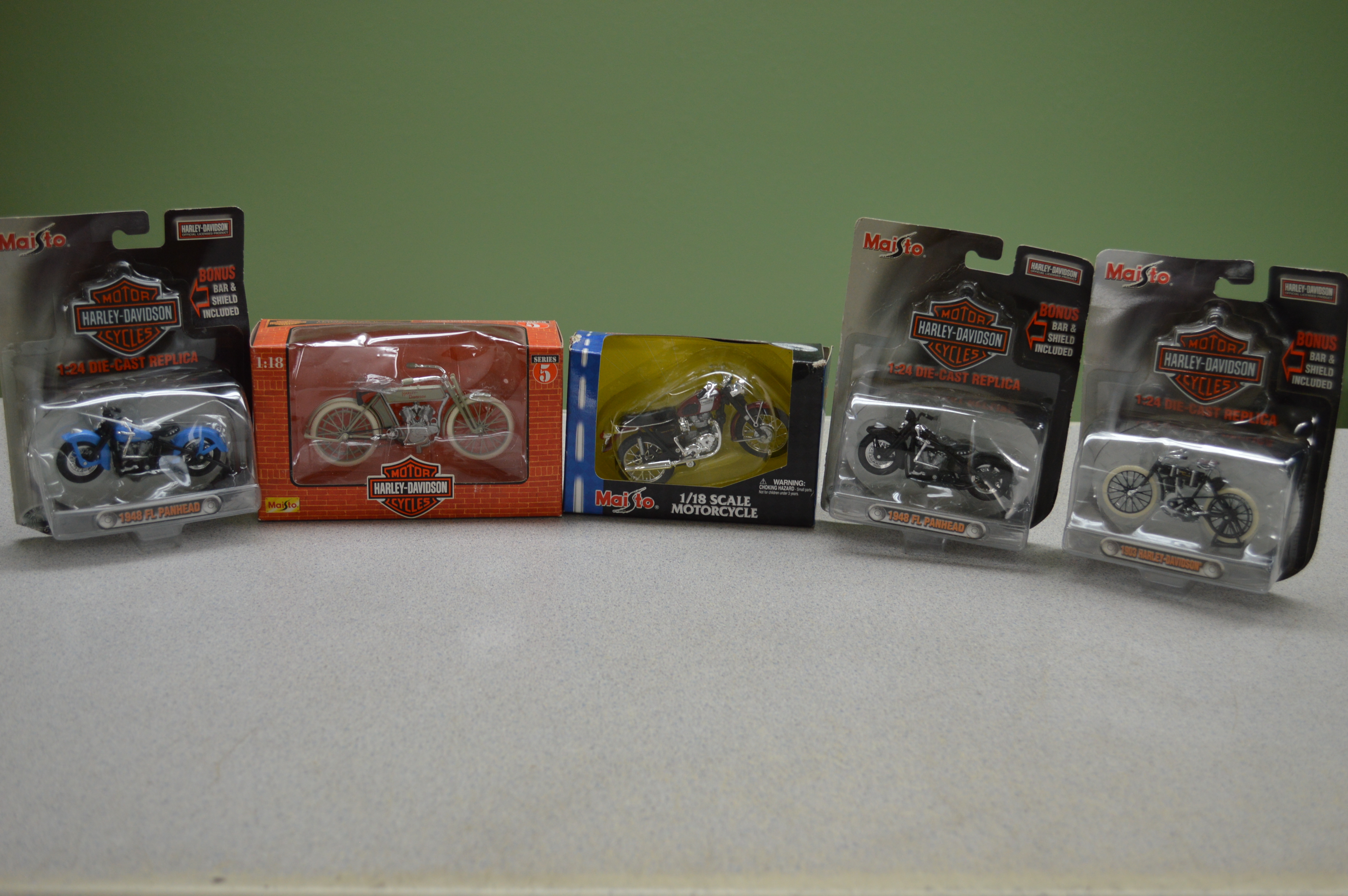 lot 21 image: 5-Die-cast replica assorted motorycycles