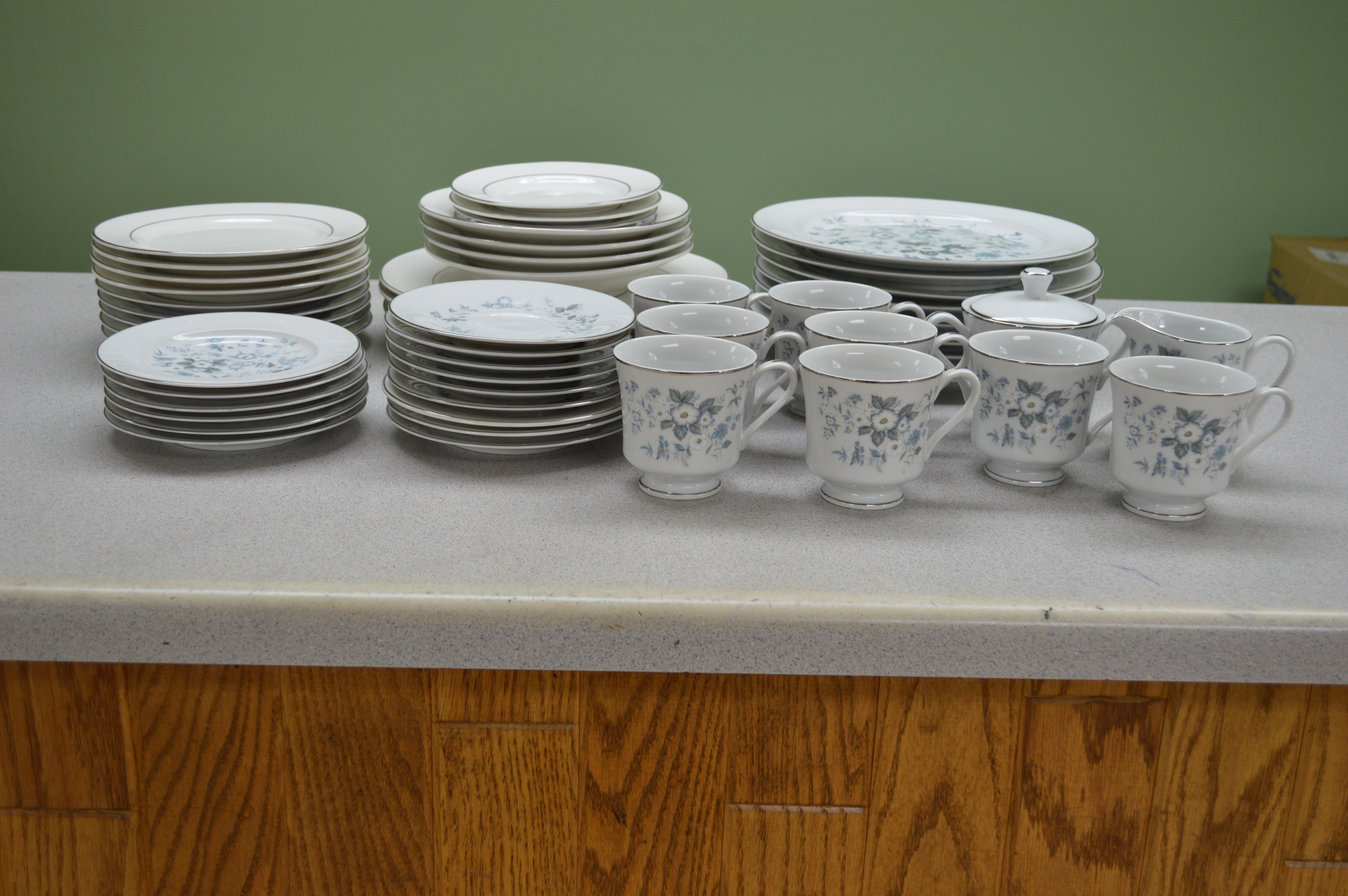 lot 23 image: Fine china dish sets (not complete)