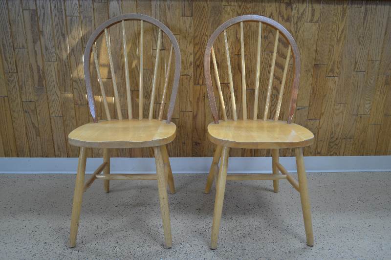 lot 26 image: 2-Kitchen table chairs