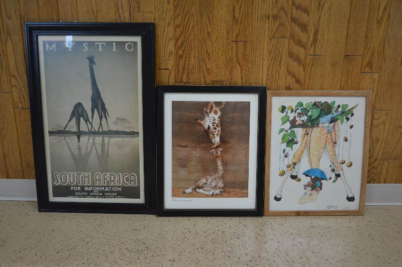 lot 28 image: 3-Giraff pictures