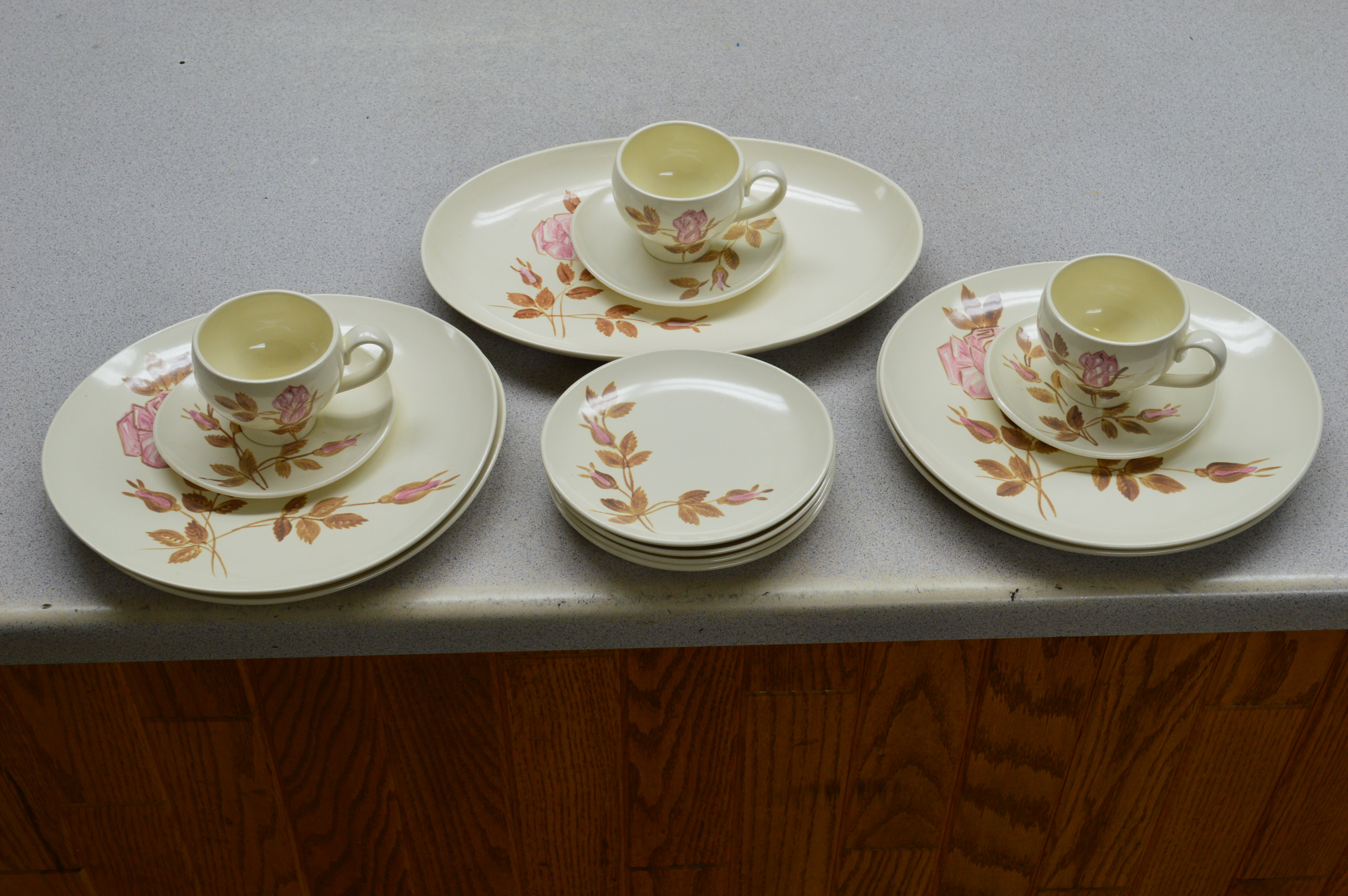 lot 42 image: Red wing dish set
