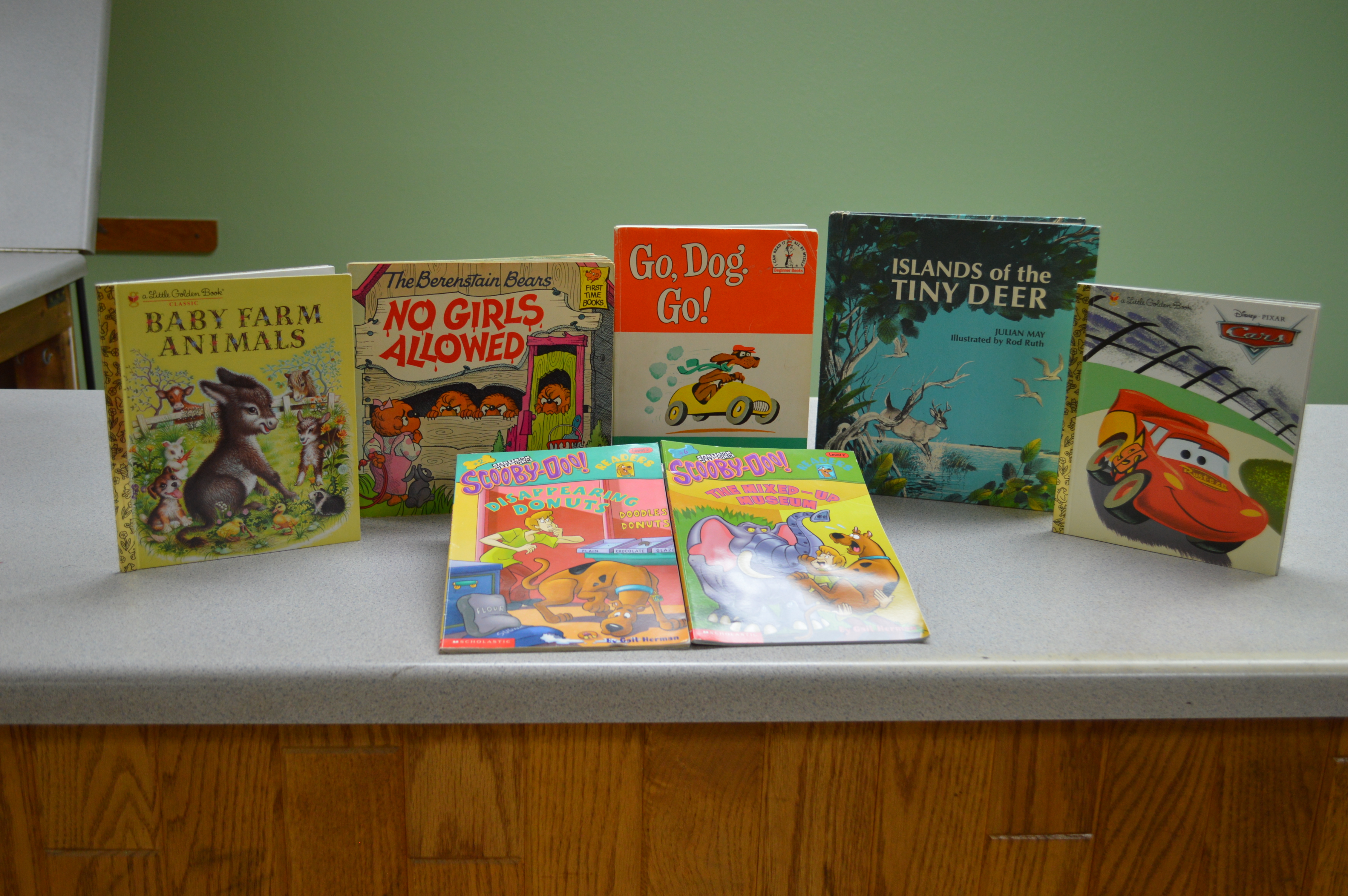lot 51 image: 7-Classic paper backed childrens books