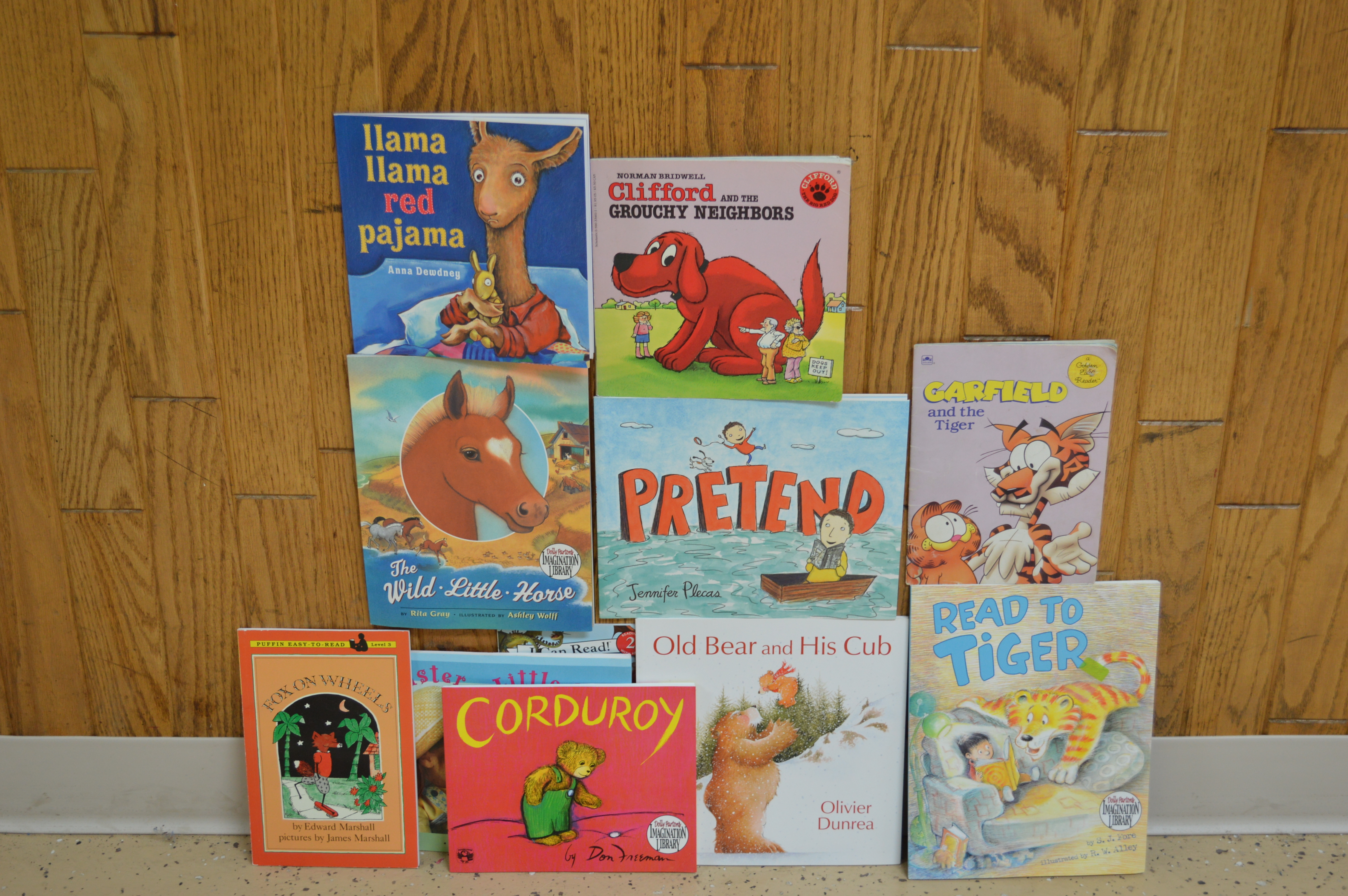 lot 52 image: 11- Childrens books assorted