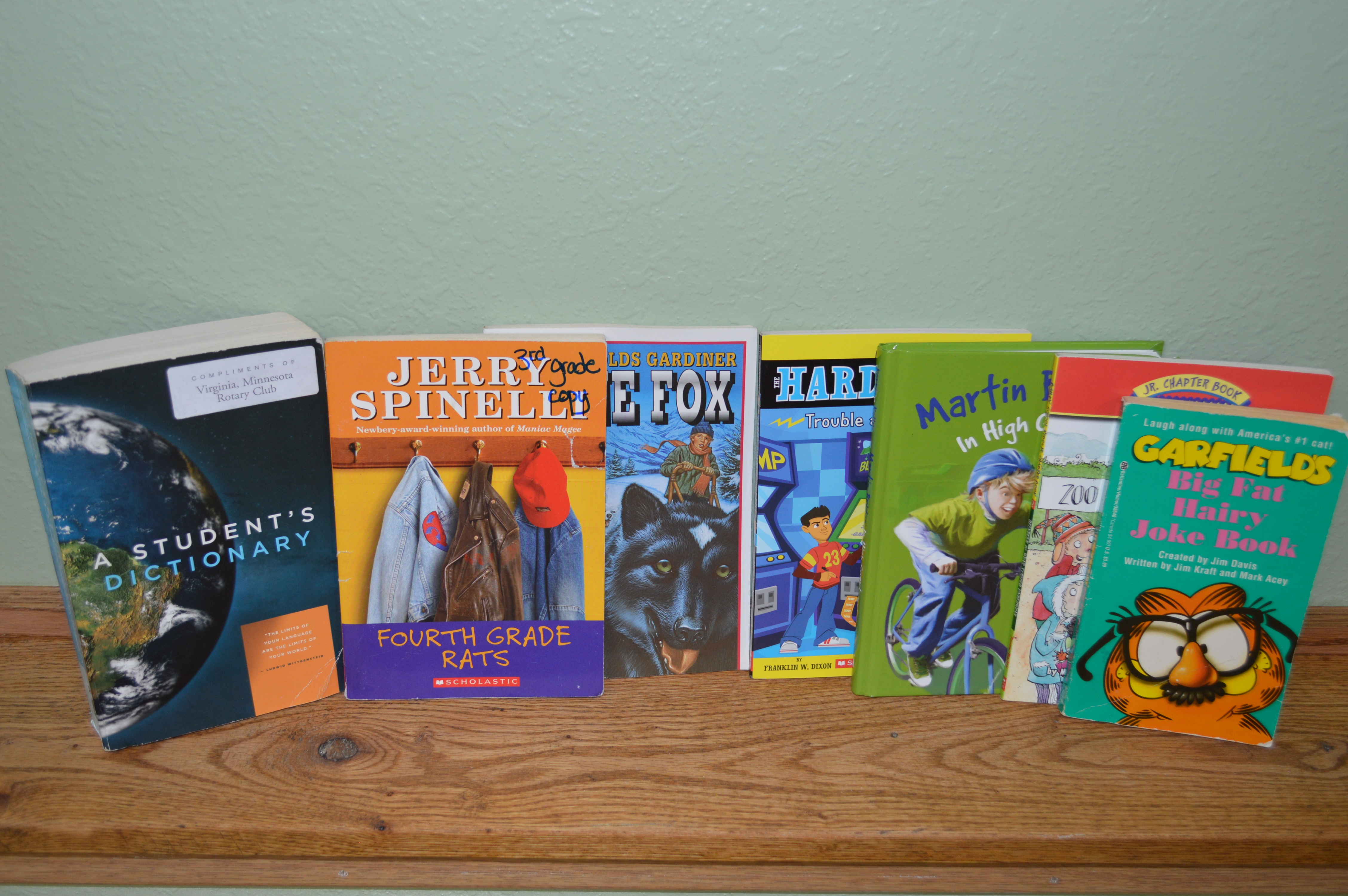 lot 59 image: 7-Chapter books including students dictionary