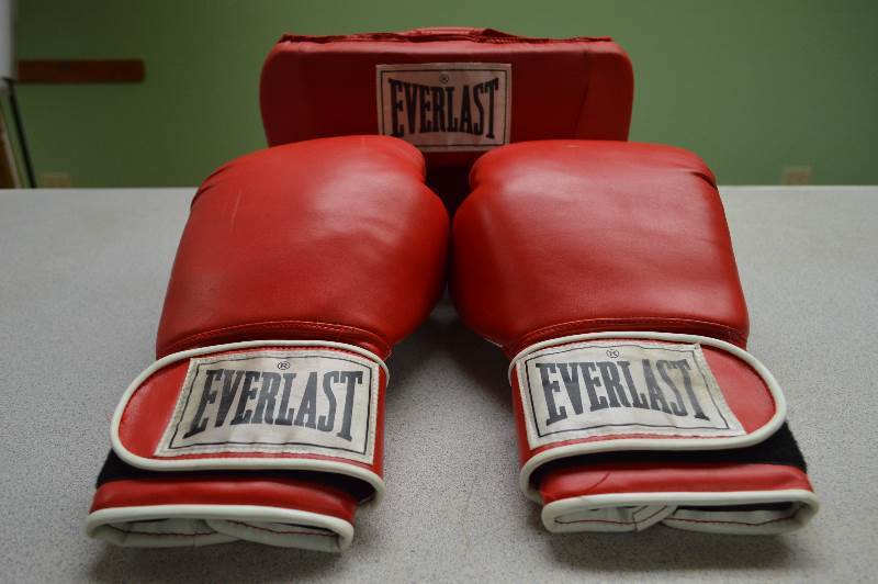 lot 67 image: Boxing gloves and head gear (Size 16)