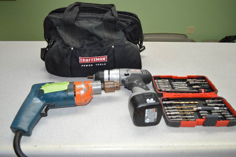 lot 69 image: Drills and driver set