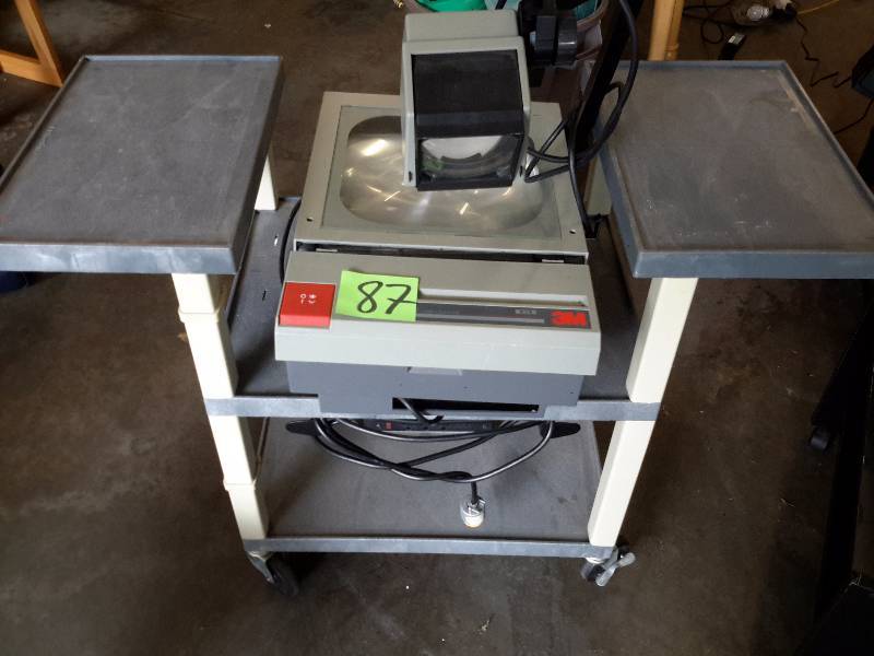 lot 87 image: 3M Overhead Projector and Rolling Cart.. Fans work, but bulbs don�t