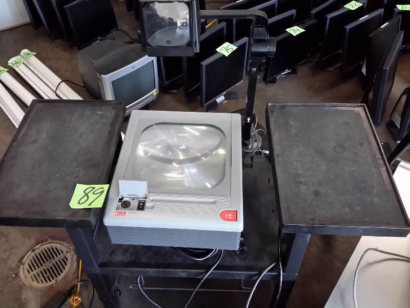 lot 84 image: 3M Overhead Projector and Rolling Cart.. Tested and works