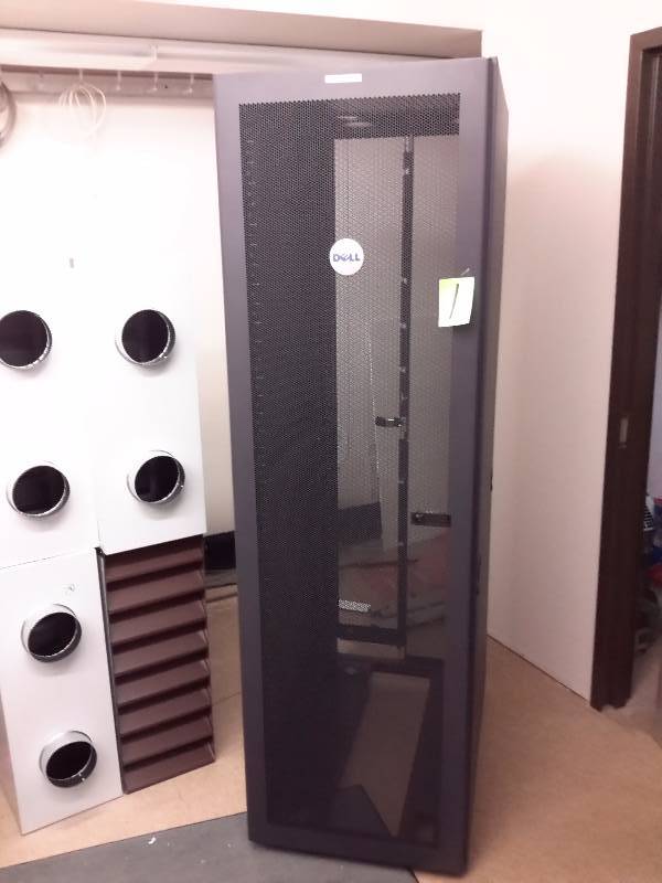 lot 1 image: 42U Dell Server Rack.. 24in x 40 in x 79 in .