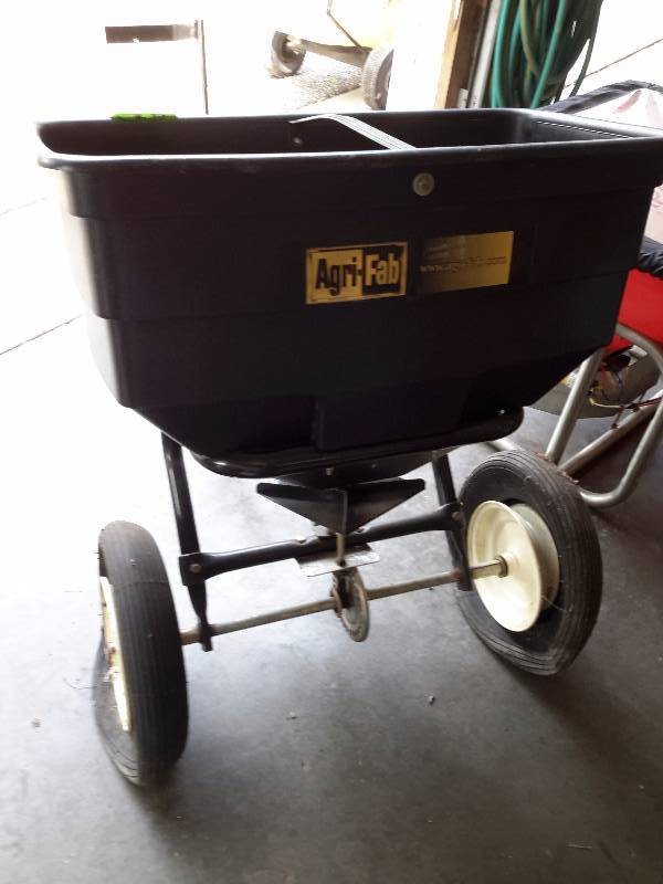 lot 8D image: Agri Fab,  Spreader, Pull Behind.. Needs air in tires