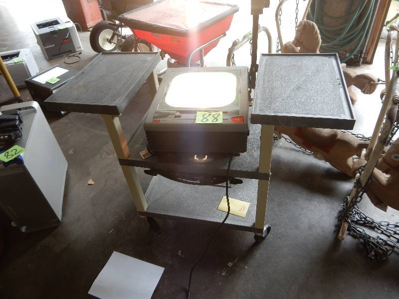 lot 88 image: 3M Overhead Projector and Rolling Cart.. Tested and works