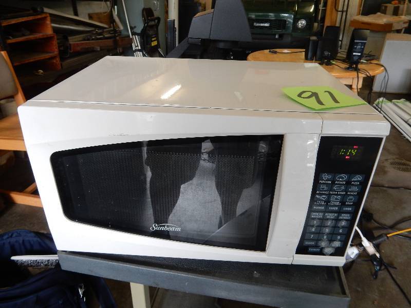 lot 91 image: SUNBEAM, smaller size Microwave with Carousel.. Tested and works