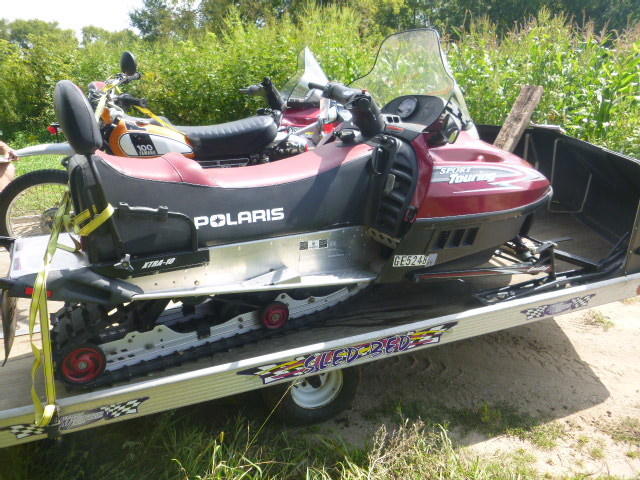 lot 7 image: 2001 Polaris Sport Touring Indy 550 Snowmobile