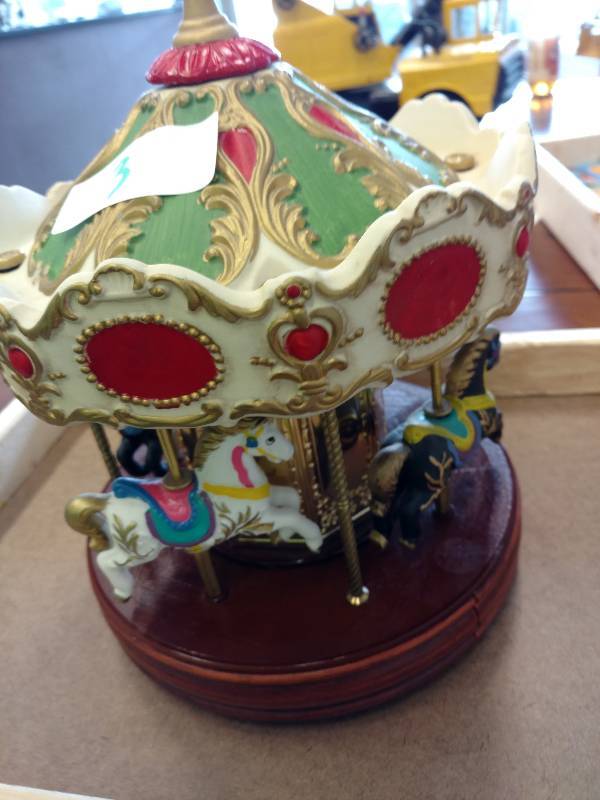 lot 3 image: Vintage Waco Musical Porcelin Carosel