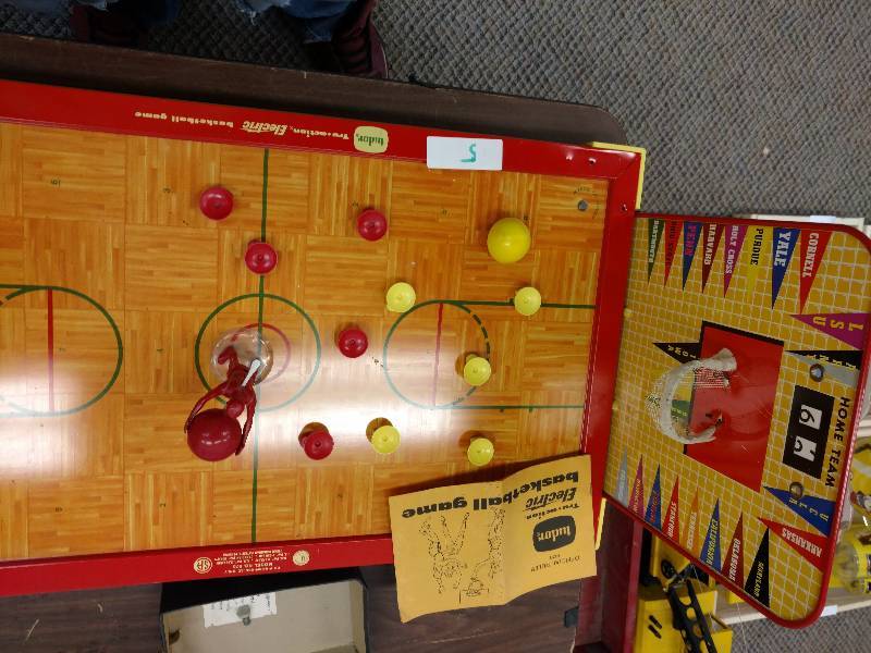 lot 5 image: Vintage Tudor Electric Basketball Game