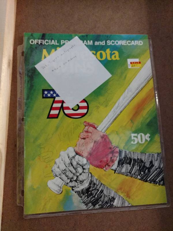 lot 15 image: 1976 Minnesota Twins Official Program & Scorecard