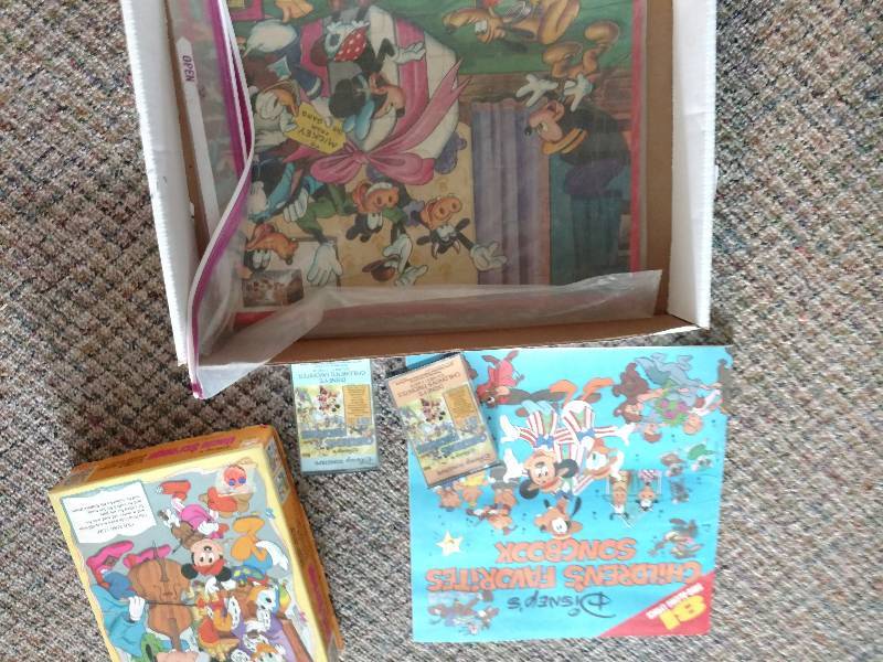 lot 22 image: Vintage Walt Disney Lot