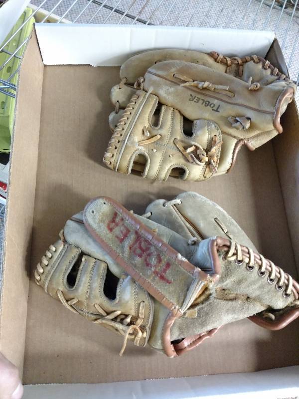 lot 28 image: Vintage Baseball Gloves