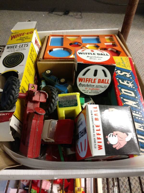 lot 32 image: Vintage Toy Lot