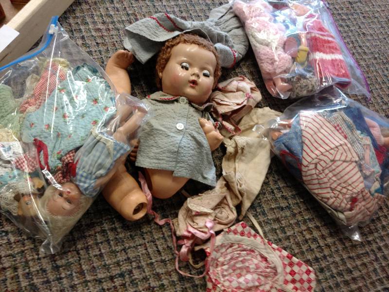 lot 43 image: Large Lot of Vintage Dolls