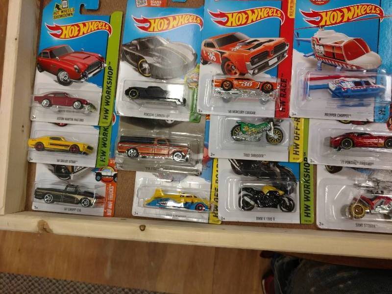 lot 60 image: Hot Wheels Lot