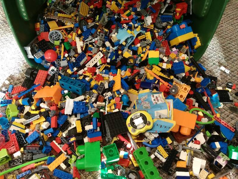 lot 78 image: Large Tub of Legos