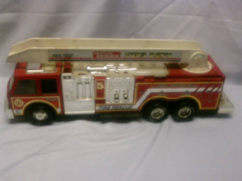 lot 9 image: Tonka Fire Engine Rescue ladder