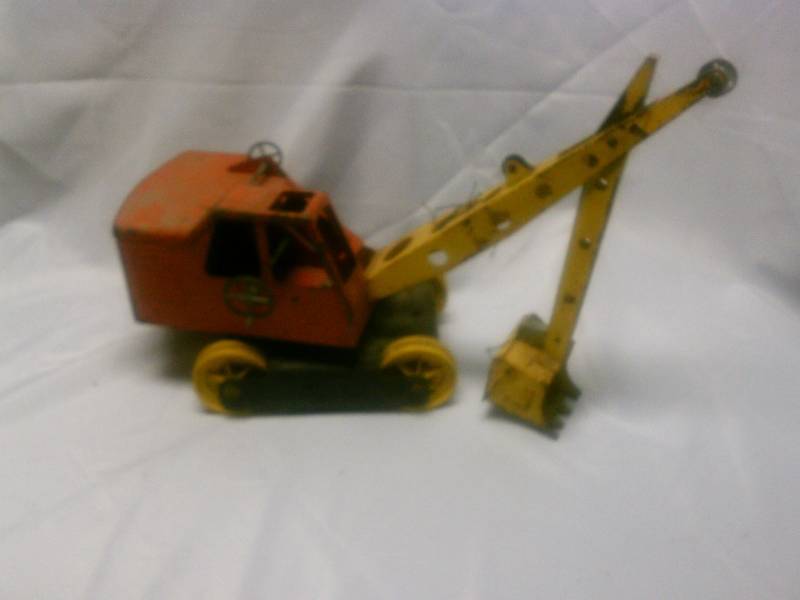 lot 10 image: Vintage metal crane in need of some TLC