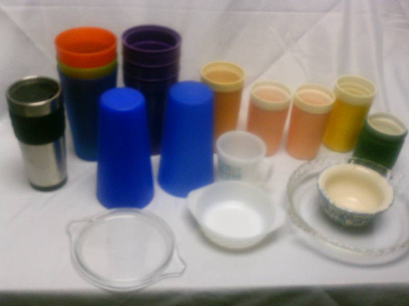 lot 14 image: Vintage Tumblers (4) by Bolero Thermos and Pyrex Pie Plate