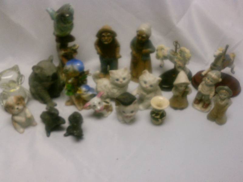 lot 17 image: Ceramic Figurines - Misc.
