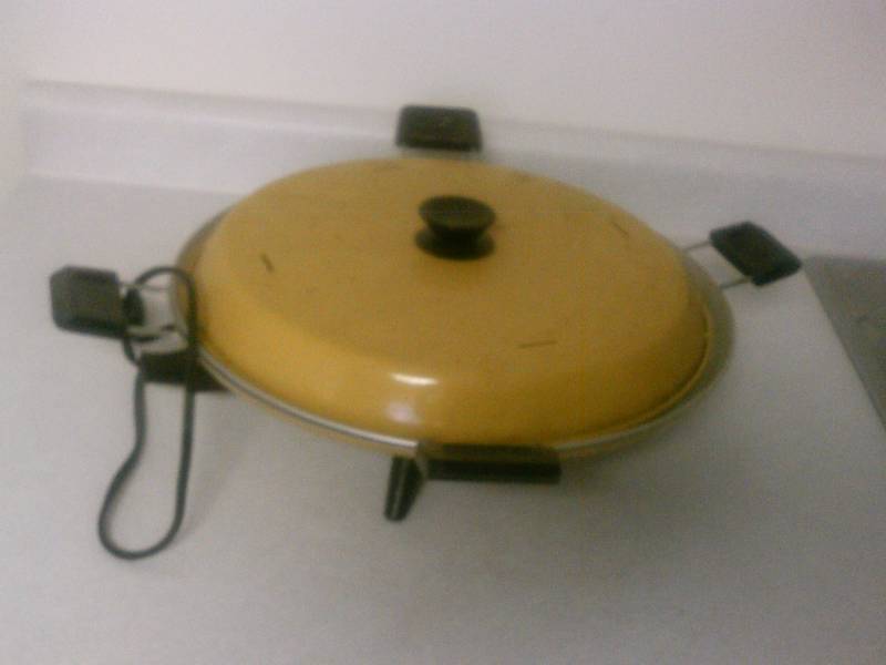 lot 22 image: Electric pizza baker by Mirro